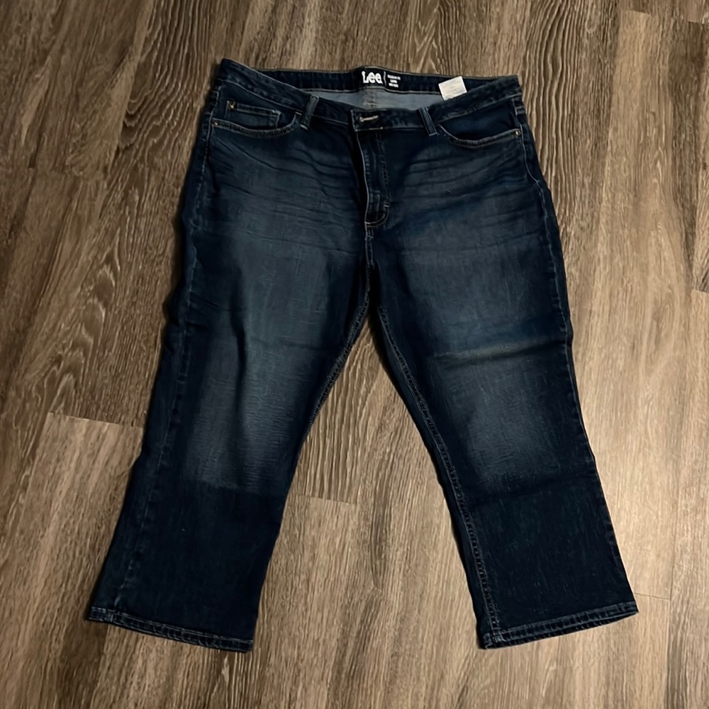 NWOT! Lee dark wash mid rise Capri